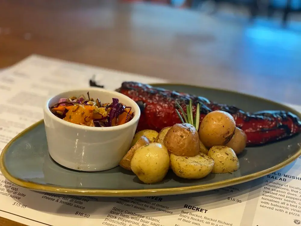 Italian stuffed Sheppard pepper, stuffed with bread, capers, cherry tomatoes, garlic, onion and parsley. Served with oven-roasted potatoes and a red cabbage and carrot salad.